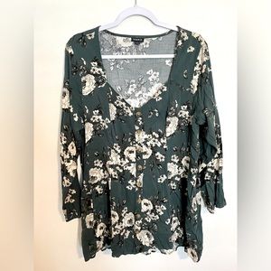 EUC Torrid Blouse in Women’s size 2X (18-20)